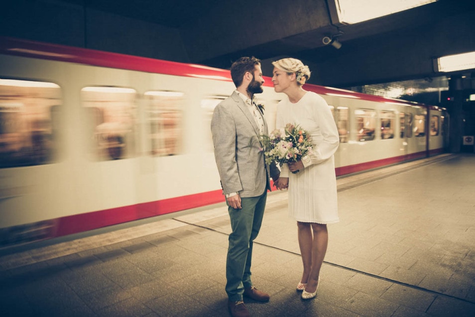 Brautpaar an der U-Bahn Station