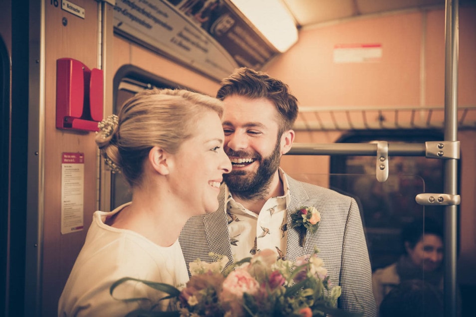Brautpaar in der U-Bahn auf dem Weg zum Standesamt