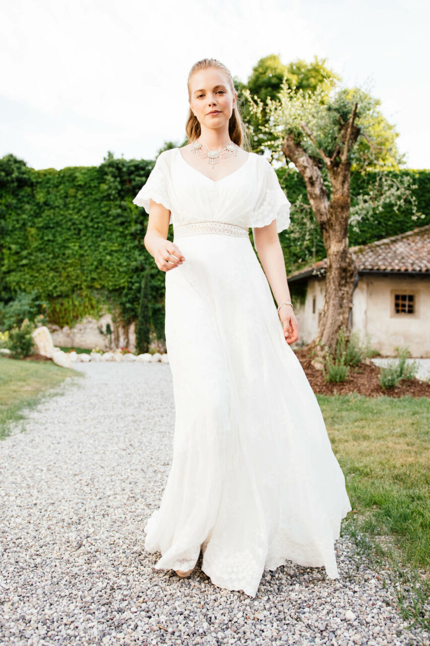 Hippie Hochzeitskleid mit Fledermausärmel in bestickter Spitze – Amaryllis